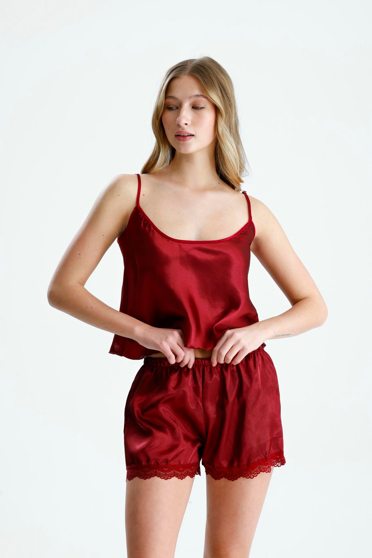 Bordo Saten Şort Takım – Dantel Detaylı İnce Askılı Pijama Seti