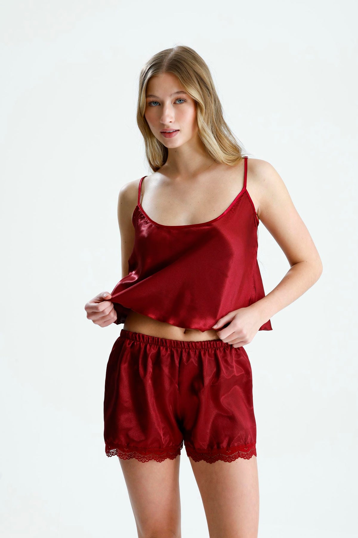 Bordo Saten Şort Takım – Dantel Detaylı İnce Askılı Pijama Seti