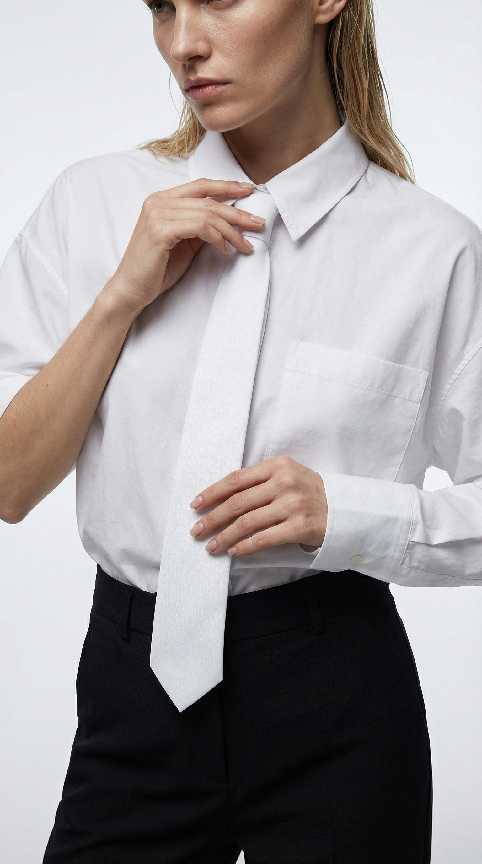 Beyaz Kravatlı Tek Cep Gömlek