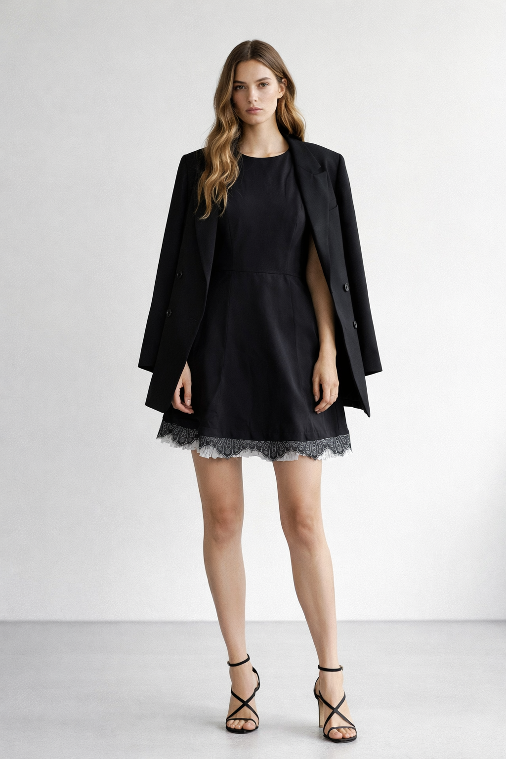 Dantel Detaylı Siyah Elbise