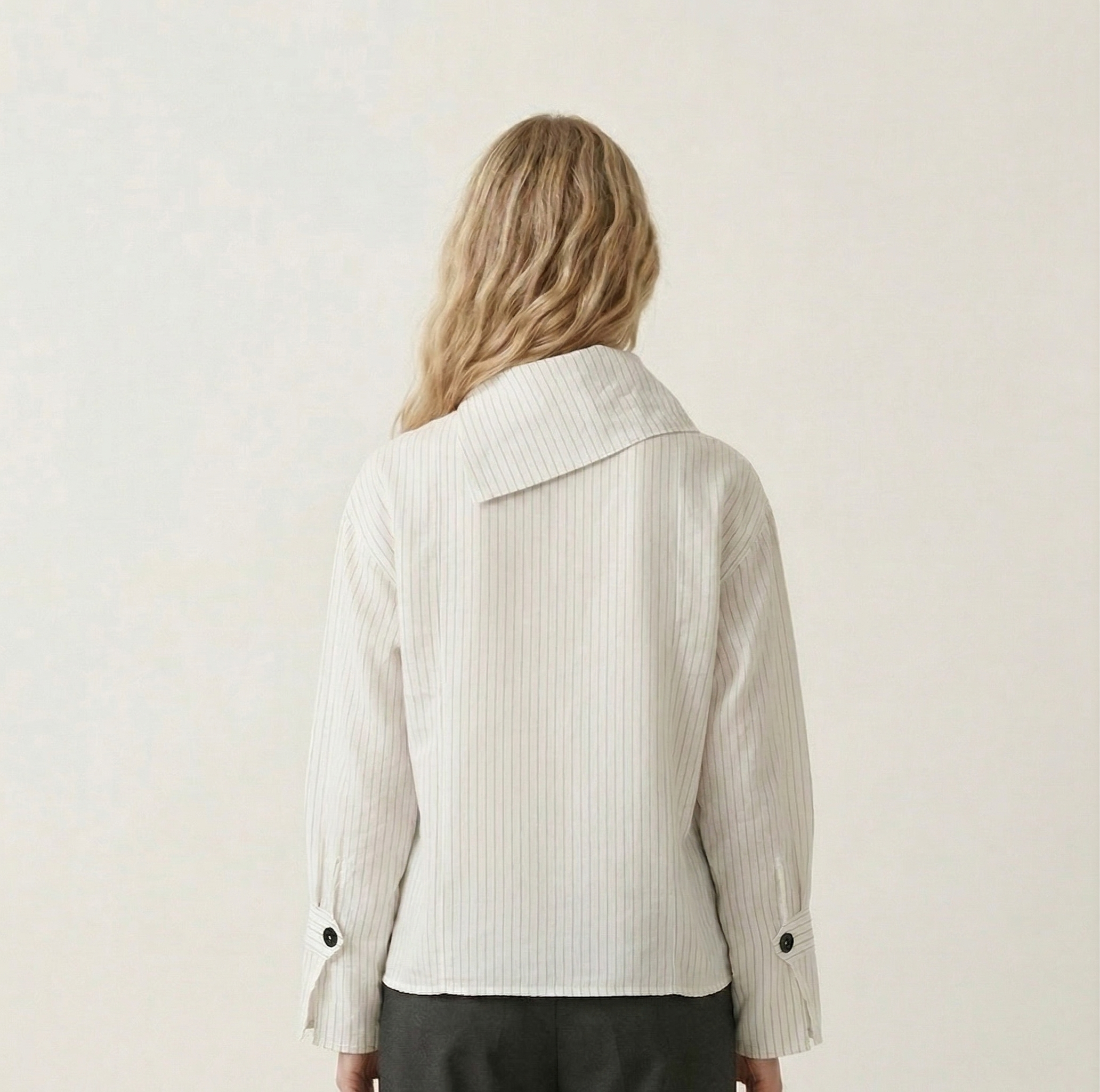 Asimetrik Düğme Detaylı Dokulu Bluz