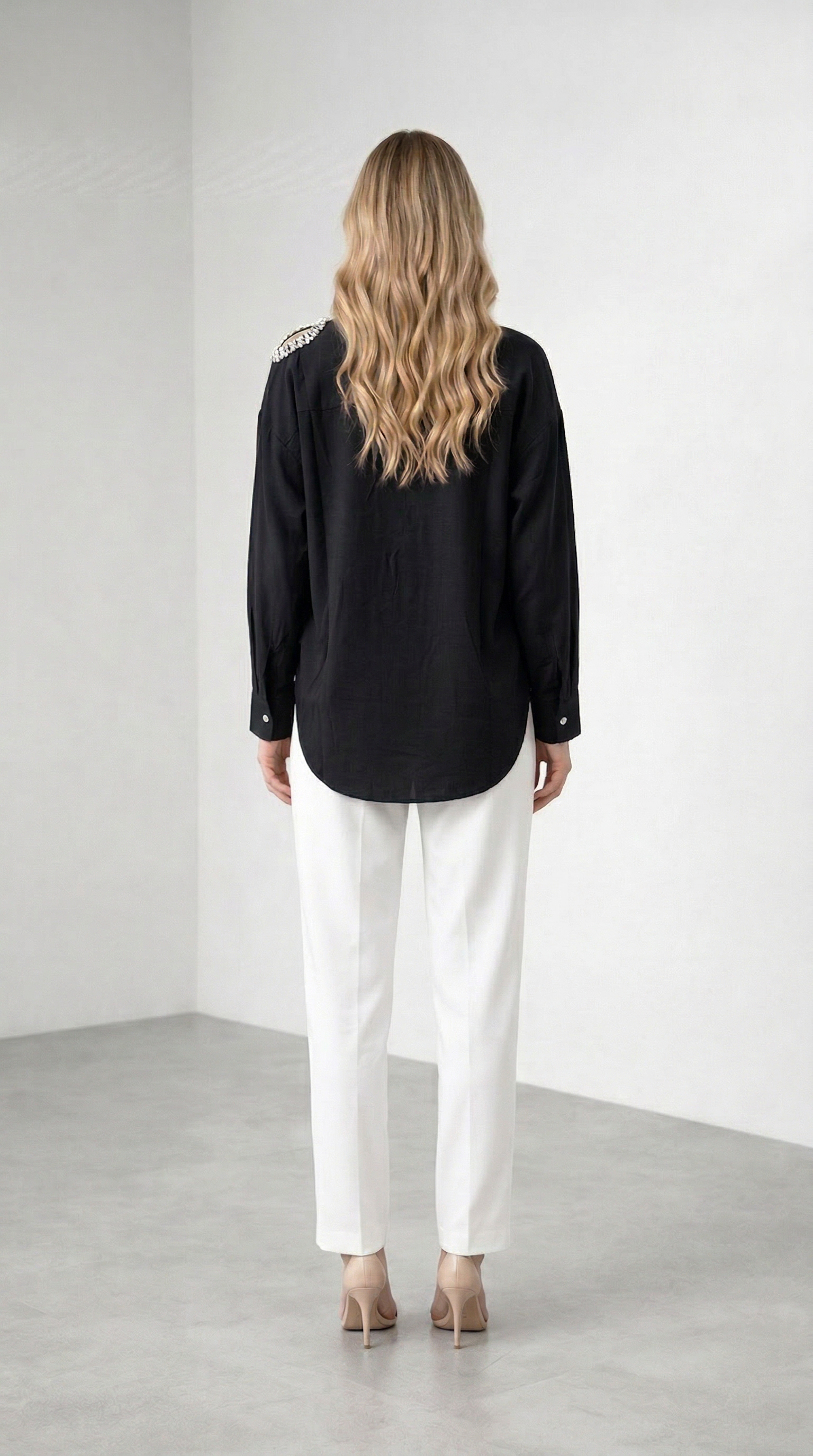 Omuz Taş Detaylı Büzgülü Siyah Gömlek