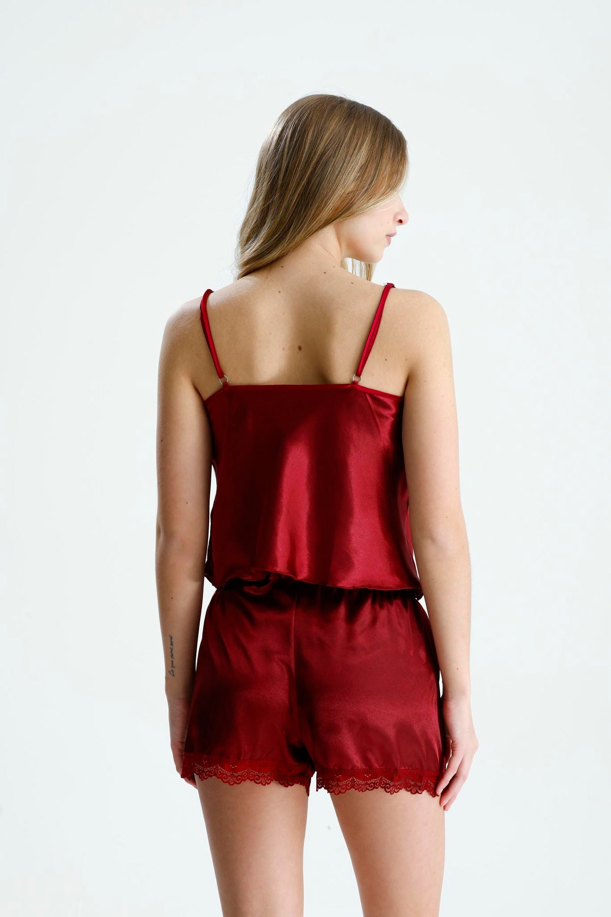 Bordo Saten Şort Takım – Dantel Detaylı İnce Askılı Pijama Seti