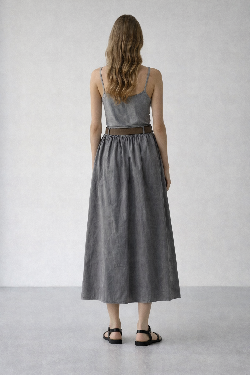 Kemer Detaylı Gri Midi Etek