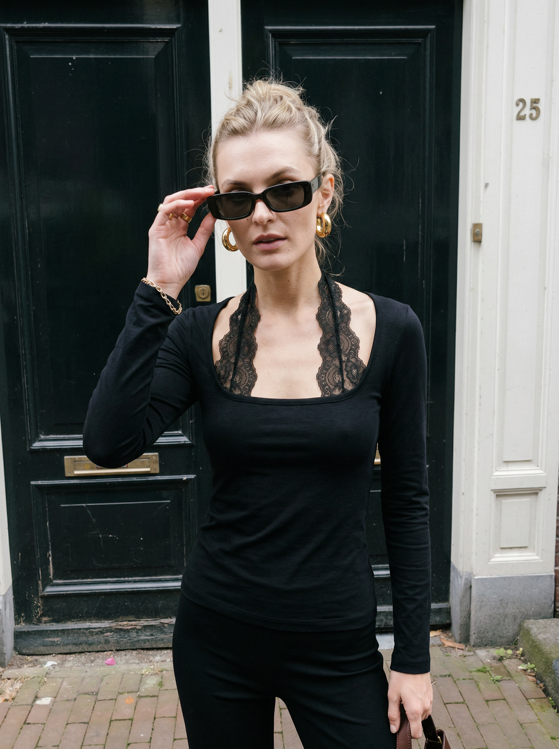 Siyah Dantel Detaylı Uzun Kollu Bluz