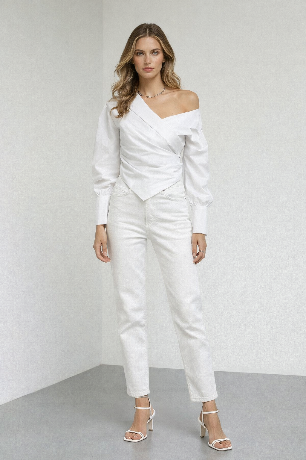 Asimetrik Yaka Beyaz Crop Gömlek